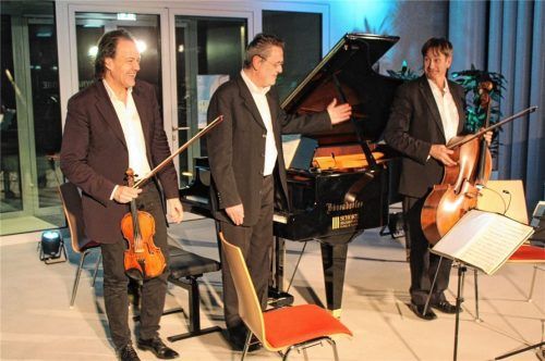 Am Ende gab es stürmischen Applaus: das Clemente Trio mit (von links) Peter Clemente, Paul Rivinius und Konstantin Pfiz.Foto steffenhagen