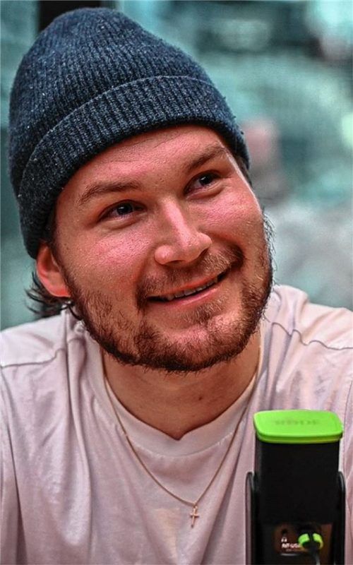 Am OVB-Mikrofon: Torwart Oskar Autio ist zu Gast bei „Hart gecheckt“. Foto Marko Aleksic