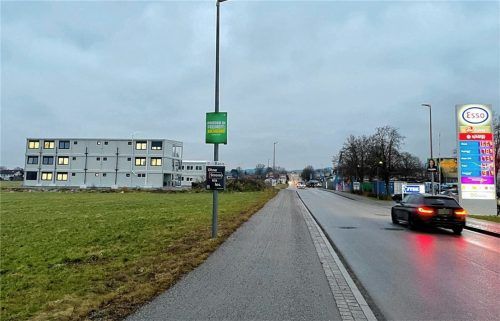An der Wernher-von-Braun-Straße wird vor der bereits bestehenden Flüchtlingsunterkunft eine Erstaufnahmeeinrichtung für Asylsuchende entstehen. Foto  Neuwirth