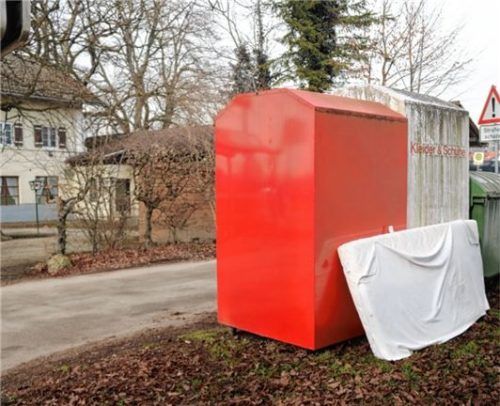 An diesem Altkleider-Container in Lohholz wurde jüngst eine alte Matratze entsorgt.