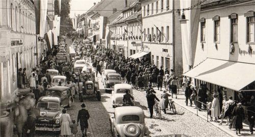 An Markt- und Jubiläumstagen war in Haag immer schon viel los, wie die historische Aufnahme aus der Mitte des letzten Jahrhunderts zeigt.Foto archiv Meindl