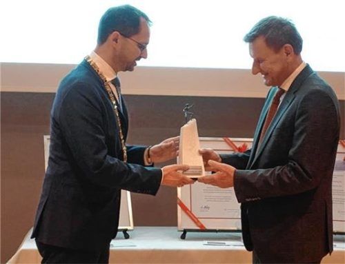 Andreas März überreicht den „Bergsteiger“ an Rainer Ziegler von „Exaktaktiv“.