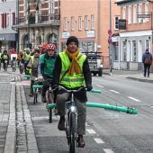 Mit Badenudel gesetzlich vorgeschriebenen Abstand verdeutlicht