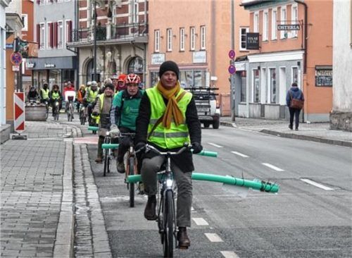 Andreas van Eyken, der Initiator der Aktion und Sprecher des Arbeitskreises Verkehr der Grünen Rosenheim, unterwegs in der Innenstadt. Foto re