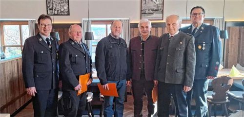 Anerkennung für Vereinstreue: (von links) Zweiter Vorsitzender Thomas Maier mit denGeehrten Sebastian Rothbucher, Albert Stein, Paul Arnold und Hans Esterl sowie Vorsitzender Johann Stübl.Foto re