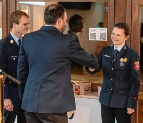 Anja Koziol wurde von Kommandant Marinus Astner und seinem Stellvertreter Sepp Antretter (links) zur Löschmeisterin befördert und übernahm das Amt der Jugendwartin.