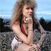 Glam-Looks und Wiener Schmäh in der städtischen Galerie