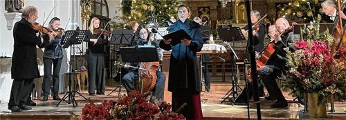 Annalisa Pappano an der Gambe und Sopranistin Roswitha Schmelzl, begleitet vom Kammerorchester Sinfonia Aschau.Foto kirchner