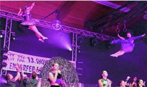 Atemberaubend: Akrobatik, die fast durch die Decke geht, präsentierte die Hechtonia Berching.