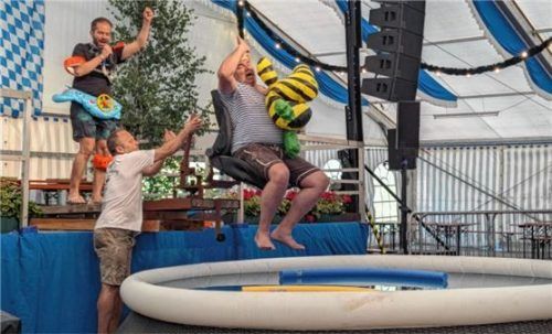 Auch Bürgermeister Ullrich Gaigl wird in den Pool versenkt durch „Henker“ Florian Rachl (unten).
