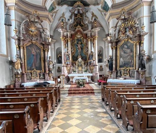 Auch im Kirchenschiff und im Bereich des Altarraumes der Bad Aiblinger Sebastianikirche stehen mittelfristig Renovierungsarbeiten an.Foto Kotter