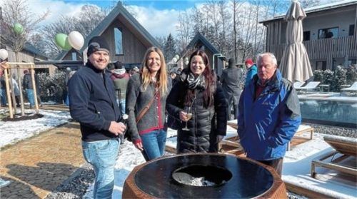 Auch im Winter laden die Agrad Chalets ein: Bei strahlend blauem Himmel und frostigen Temperaturen konnten sich die Gäste der Eröffnungsparty am offenen Feuer aufwärmen. Fotos  Kirchner