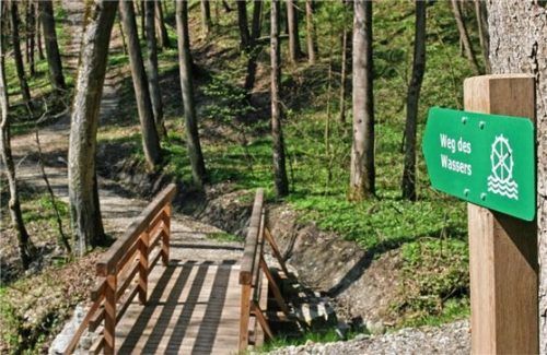 Auf dem Weg des Wassers lässt sich die direkte Umgebung der Gemeinde erkunden. Foto Helm