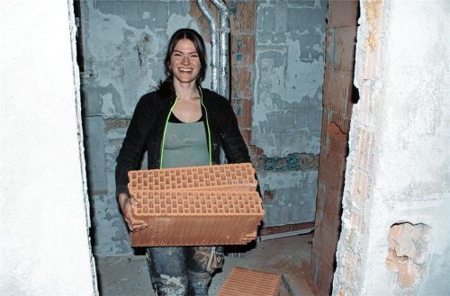 Auf der Baustelle packt Maurerin Milena Karger aus Feldkirchen-Westerham ordentlich mit an. Foto Elisabeth Elmauer