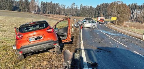 Auf der Staatsstraße 2092 zwischen Wölkam und Halfing kam es am Samstag zu einem folgenschweren Zusammenstoß: Beide Fahrer mussten ins Krankenhaus. Der Sachschaden liegt bei rund 25000 Euro.Foto Barth