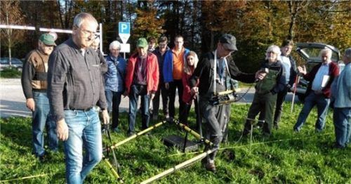 Auf einer Wiese am Tüttensee weihte der Geophysiker Jens Poßekel die Besucher beim zweiten Teil der Jubiläumsveranstaltung „20 Jahre Forschung rund um den Chiemgau-Komet“ in die praktische Arbeit der Forscher des Chiemgau-Impakt-Research-Teams (CIRT) ein.