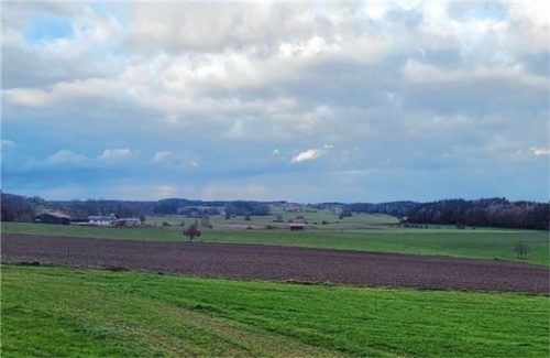 Auf freiem Gelände soll in der Gemeinde Tuntenhausen der Solarpark Bichl entstehen. Foto stache