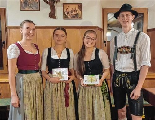 Aufgenommen in die Aktivengruppe wurden von Dirndl-Vertreterin Franziska Albersinger (links) und Zweitem Vorplattler Markus Scheidegger (rechts) Lena Oberhuber (Zweite von links) und Magdalena Huber sowie (nicht im Bild) Sophia Obermayer.