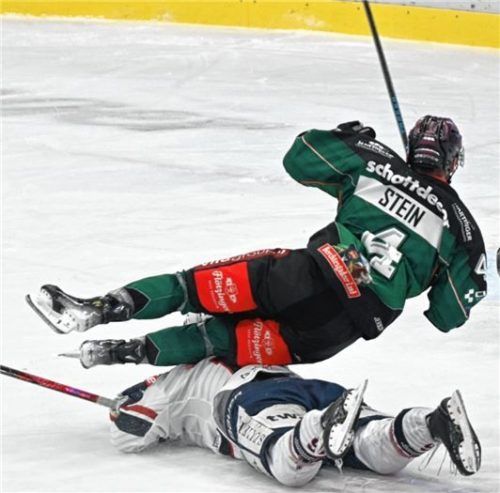 Ausgehebelt: Rosenheims Youngster Jannick Stein wird von einem Ravensburger Verteidiger in die Horizontale befördert.Foto Hans-Jürgen Ziegler
