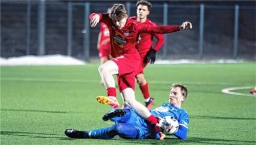 Bad Endorfs Christoph Ganserer stoppt hier den Traunsteiner Angreifer Mark Kremer.Foto Christian Mühlhofer
