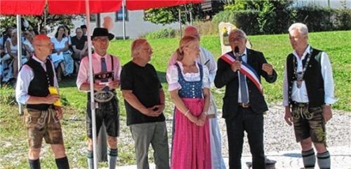 Baurat Peter Höcherl (von links) Hubert Sewald (Hauptorganisator des Festes), Alfred Regnat (Schaffer des Dorfbrunnens), Carola Tschiesche (Verein der deutsch-französischen Partnerschaft), Pfarrer Guido Seidenberger, Bürgermeister Rudolf Leitmannstetter und der Bürgermeister der französischen Partnergemeinde Sorede, Yves Proteix. Foto irmi sewald