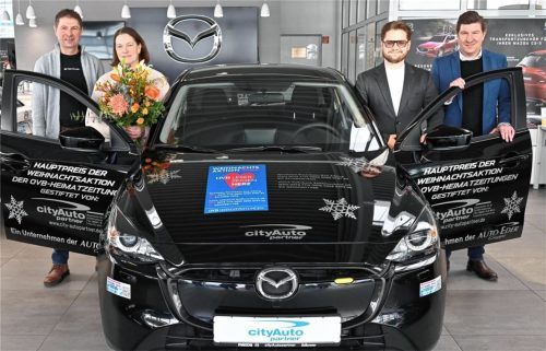 Bei Auto Eder in Kolbermoor wurde der Mazda an Josef und Elfriede Wallner (links) übergeben. Mit den Gewinnern freuten sich Auto-Eder-Geschäftsführer Josef Michael Eder und OVB-Chefredakteur Christoph Maier (rechts). Foto Schlecker
