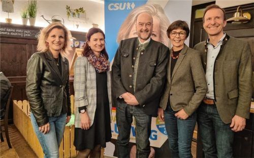 Bei der CSU-Ortshauptversammlung: (von links) Bundestagsabgeordnete Daniela Ludwig, Andrea Michael, Dr. Wolfgang Bergmüller, Maria Bichler und Florian Ludwig.Foto re