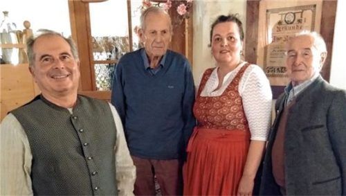 Bei der Ehrung von langjährigen Mitgliedern: (von links) stellvertretender Vorsitzender Erich Wieser, Simon Ertl, Vorsitzende Anna Maria Kirner und Josef Moosbauer. Foto ammelburger