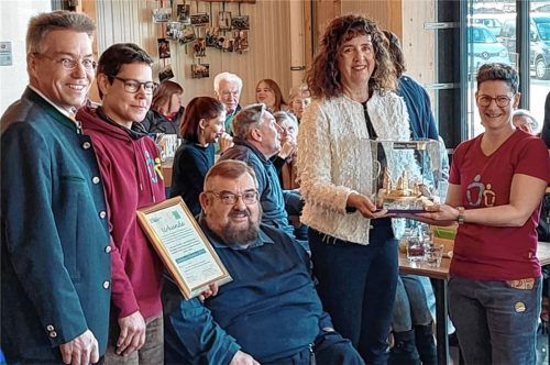 Bei der Preisvergabe: Landrat Otto Lederer, Katja Müller, Hans Loy, Vorsitzender des Arbeitskreises (AK) Inklusion, Christine Mayer, stellvertretende Vorsitzende des AK Inklusion, und Natascha Haug, Vorsitzende Basislager.Foto re