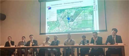 Bei der Sonderbürgerversammlung: Vertreter von Behörden, Ministerien, der Verwaltung und der JVA.Foto elk