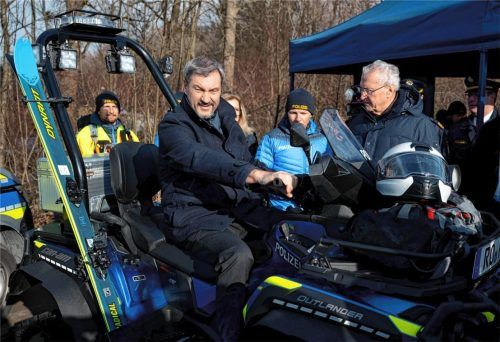 Bei seinem Besuch in Oberaudorf ließ Ministerpräsident Markus Söder es sich nicht nehmen, auf dem Fahrzeug des Alpinen Einsatzzugs der Grenzpolizei Probe zu sitzen. Foto Sven Hoppe/dpa