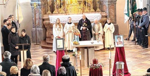 Beim Auferstehungs-Gottesdienst für Burgl Gschwendtner nahm eine große Trauergemeinde Abschied. Foto  Hötzelsperger