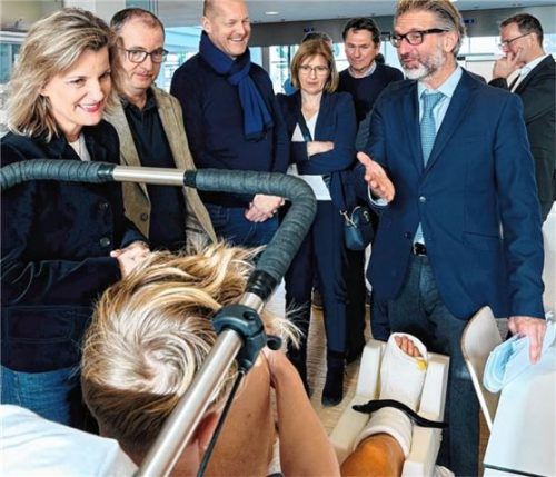 Beim Besuch eines jungen Patienten in der Kinderklinik Aschau: (von links) Daniela Ludwig, der Leitende Oberarzt der Anästhesie Michael Weimer, CSU-Ortsvorsitzender Sven Herrmann, Bezirksrätin Marianne Loferer. Rechts der kommissarische Leiter der Kinderorthopädie Hans Forkl.Foto re