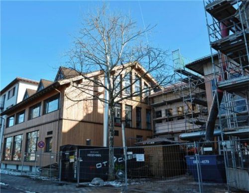 Bereits saniert sind die beiden linken Schulgebäude. Derzeit wird das Grundschulgebäude entkernt.