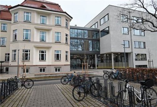 Blick auf Alt- und Neubau.