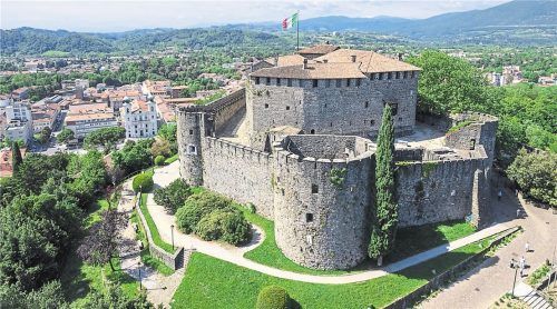 Blick auf die Burg von Gorizia. Eine Stadt mit verwinkelten Gassen (r.) und schönen Parks (u.).