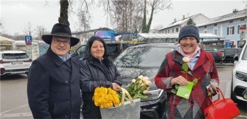 Bürgermeister Andreas Friedrich (von links), Daniela Hammerschmidt vom Zweckverband Kommunale Dienste Oberland und Besucherin Heidi Gröbler, die für korrektes Verhalten eine Rose geschenkt bekam. Foto  Wagner