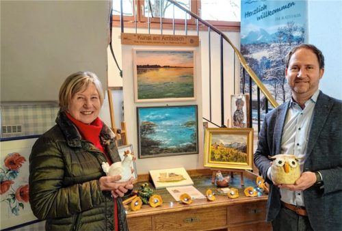 Bürgermeister Christoph Vodermaier und Rosi Liebscher bei der Übergabe der Ausstellungsstücke im Foyer des Rathauses.Foto re