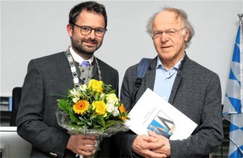 Bürgermeister Johannes Zistl überreichte die Bürgermedaille und Urkunde an Hans Eham. Foto  Merk
