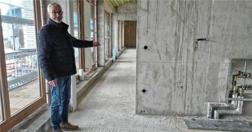 Bürgermeister Matthias Schnetzer gewährt einen Einblick in das Innenleben des neuen Gebäudes.