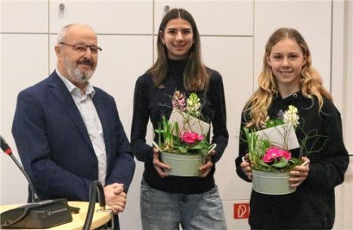 Bürgermeister Peter Kloo würdigte die sportlichen Erfolge von Angelina Maras (Mitte) und Luna Fellinger. Foto riediger