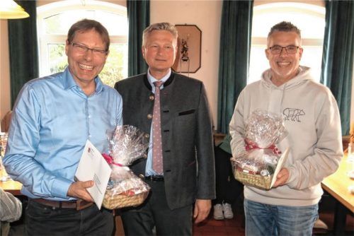Bürgermeister Richard Richter (Mitte) verabschiedete die „verlorenen Söhne“ Markus Brunnhuber (links) und Markus Stein. Foto baumann