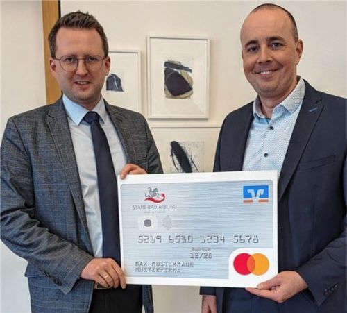 Bürgermeister Stephan Schlier und Christian Ellmayer, Regionaldirektor Region Mangfalltal der meine Volksbank Raiffeisenbank. Foto re