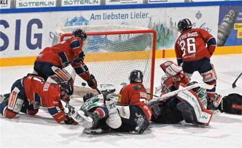Chaos vor dem Tor, aber der Puck ist drin: Charlie Sarault (rechts liegend) trifft hier zum 3:2 für die Starbulls.Foto Stephan Eckenfels