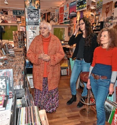 Claudia Roth, Victoria Broßart (Direktkandidatin der Grünen für den Bundestag) und Heidi Möhlenbeck.Foto Schlecker