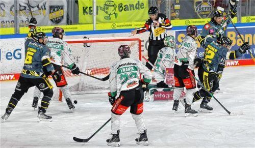 Da jubelte Krefeld noch über das vermeintliche 3:3, doch nach Videostudium sammelten die Schiedsrichter den Treffer wieder ein.Foto samla.de