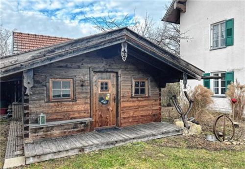 Das alte Blockhaus im schönen Pfarrhof ist bestens für einen Sektempfang nach einer Trauung geeignet.Foto Esser