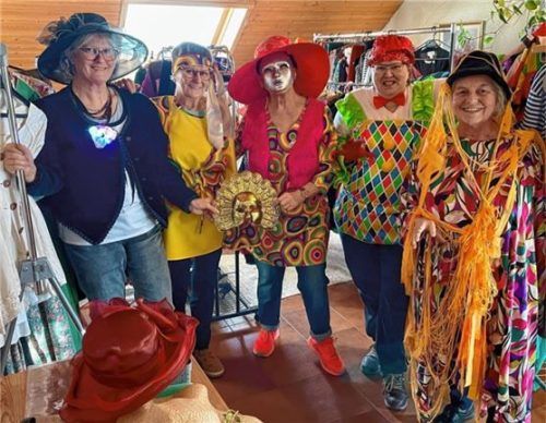 Das Betreuerteam des Sozialen Arbeitskreises (von links) Margret, Christl, Gabi, Micha und Bärbel lockt mit einem großen Sortiment von Faschingskostümen zu Schnäppchenpreisen. Foto neuwirth