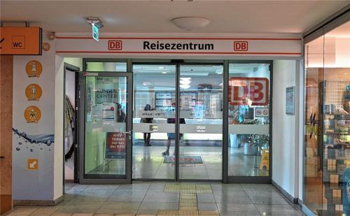 Das DB-Reisezentrum im Rosenheimer Bahnhof soll schließen. So heißt es aus mehreren Ecken. Foto Schlecker