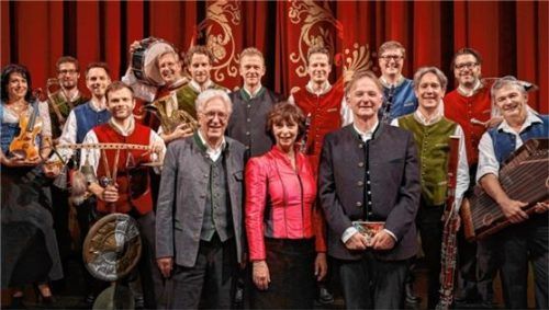 Das Ensemble mit (vorne, von links) Gerd Anthoff, Conny Glogger und Michael Lerchenberg. Foto Matthias Reithmeier